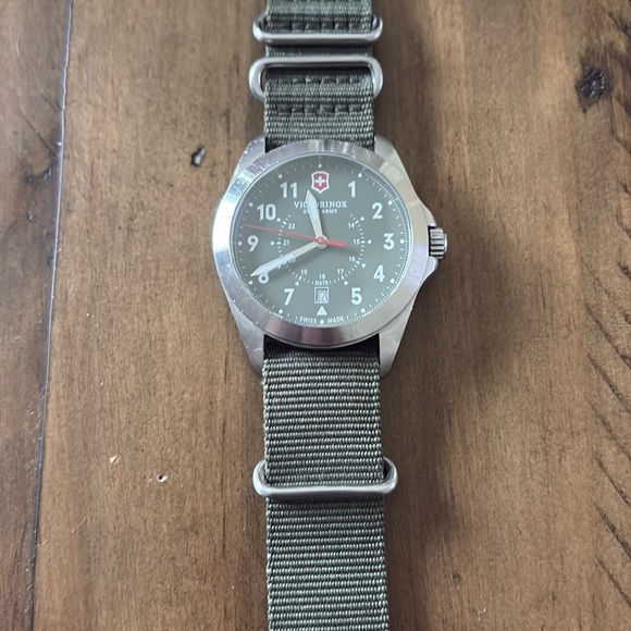 Victorinox Swiss Army NATO olive strap quartz watch preowned, needs a battery - Picture 3 of 5